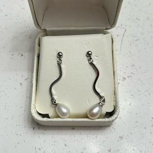 Pearl drop earrings